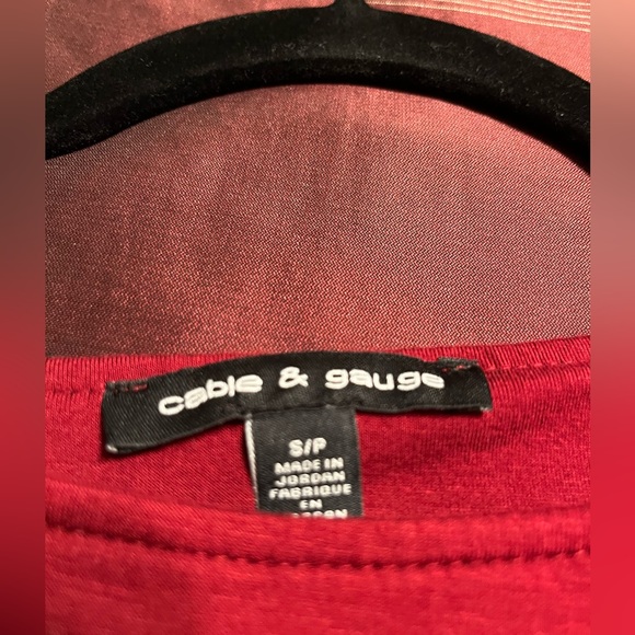 Cable and gauge 3/4 sleeve red shirt with arm cutouts - Picture 3 of 3